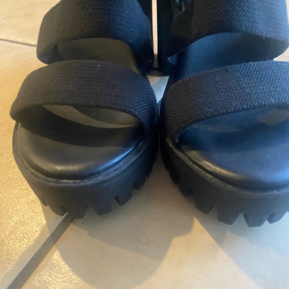 Madden NYC lug sole heeled sandals 8 1/2 - Picture 2 of 6
